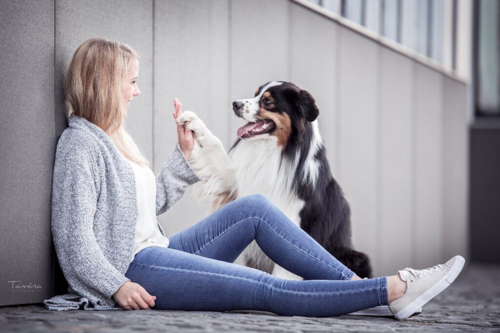 Hund Mika mit Halterin Kathi
